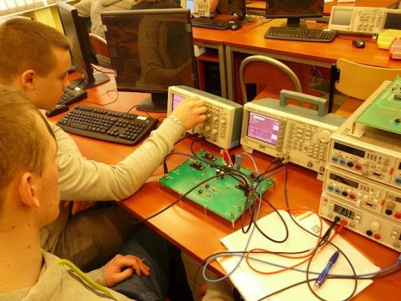 Absolwent szkoły kształcącej w zawodzie technik elektryk jest przygotowany do wykonywania następujących zadań zawodowych: montowania i uruchamiania maszyn, urządzeń elektrycznych na podstawie