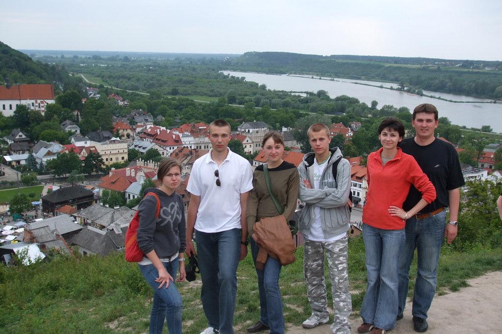 Ogniska ju dogasa blask... IX Zlot SKKT PTTK Województwa Lubelskiego W sobot 6 czerwca, w Kazimierzu Dolnym nad Wisł, odbył si IX Zlot Szkolnych Kół Krajoznawczo-Turystycznych Województwa Lubelskiego.