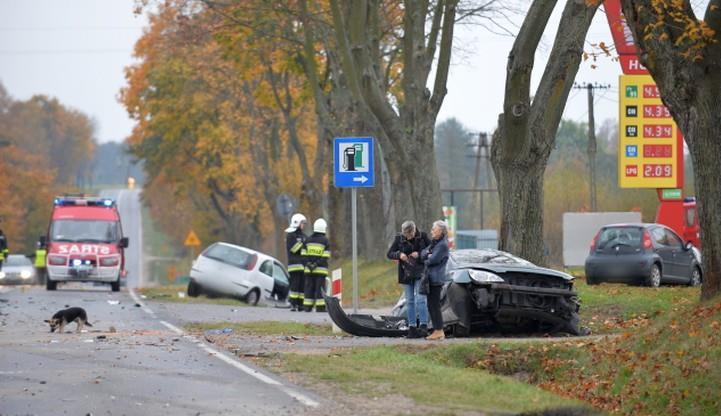 Wypadek dwóch samochodów osobowych sześć osób poszkodowanych w. m.