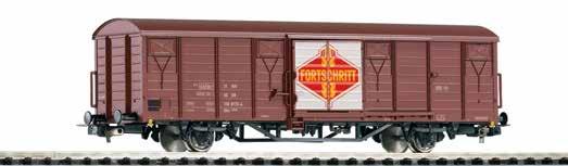 Na ściany boczne wagonu naniesiono różne nadruki, zgodnie z oryginałem. 58912 Wagon kryty Gbs 1500 Fortschritt DR ep.