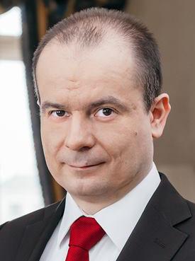 Oznacza to, że ustawa wprost nie nakłada jednak obowiązku zamiany dotychczasowych umów o pracę na kontrakty, co w praktyce budzi szereg wątpliwości.