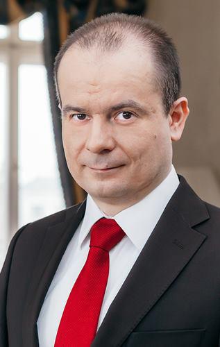 Przygotowuje i opiniuje również inne wewnętrzne źródła prawa pracy, polityki i standardy, takie jak np.