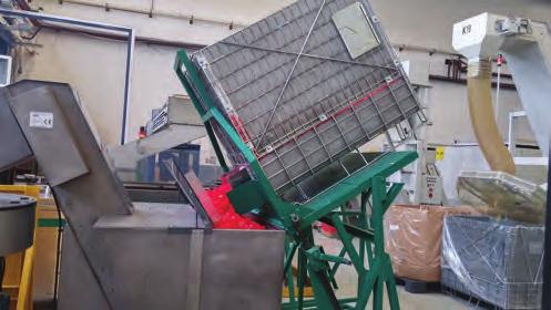 the production line PL: Kontenery z płytą PP na linii produkcyjnej drobnych detali z