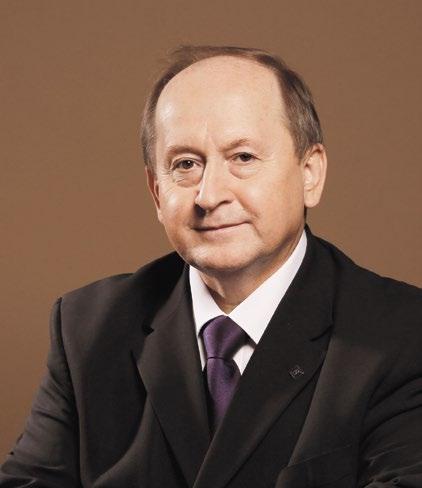 prowadzi bieżącą komunikację z członkami Rady, przygotowuje, gromadzi i