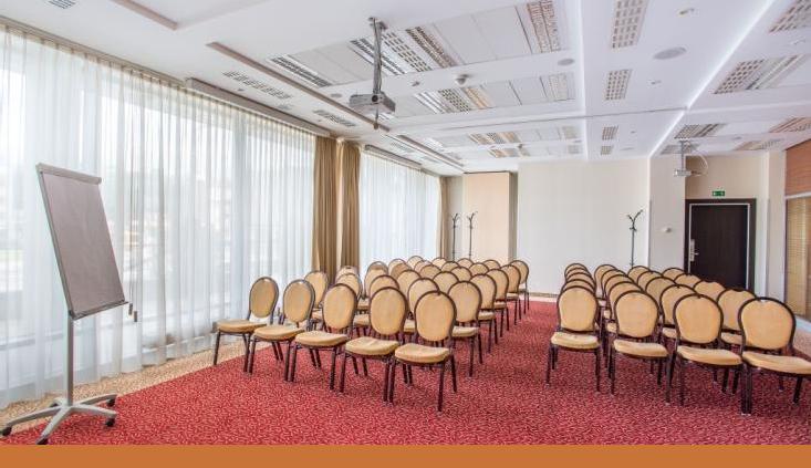 Hotel dysponuje w pełni klimatyzowaną salą konferencyjną o powierzchni 66m2, z możliwością podziału na 2 mniejsze sale.