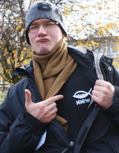 Oblaci z trudem wygonili młodzież na nocleg do domów. Wcześniej jeszcze każdy zgarnął dla siebie książkę Wolontariat Misyjny. Ot, do poduchy.