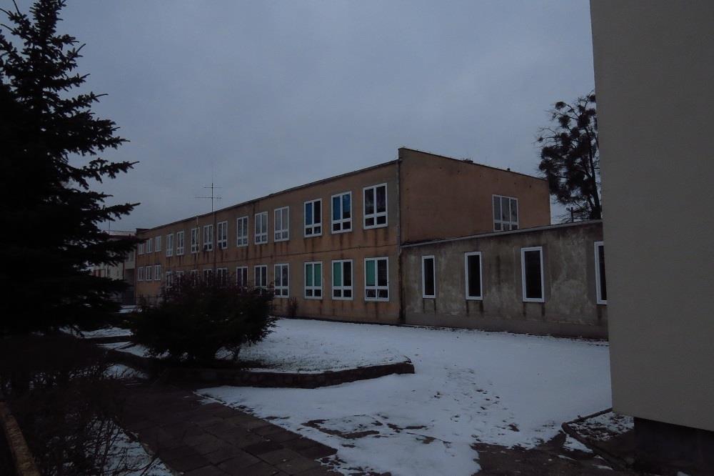 Fot. 5. Szkoła podstawowa i prowadzący do niej łącznik, widok od str.