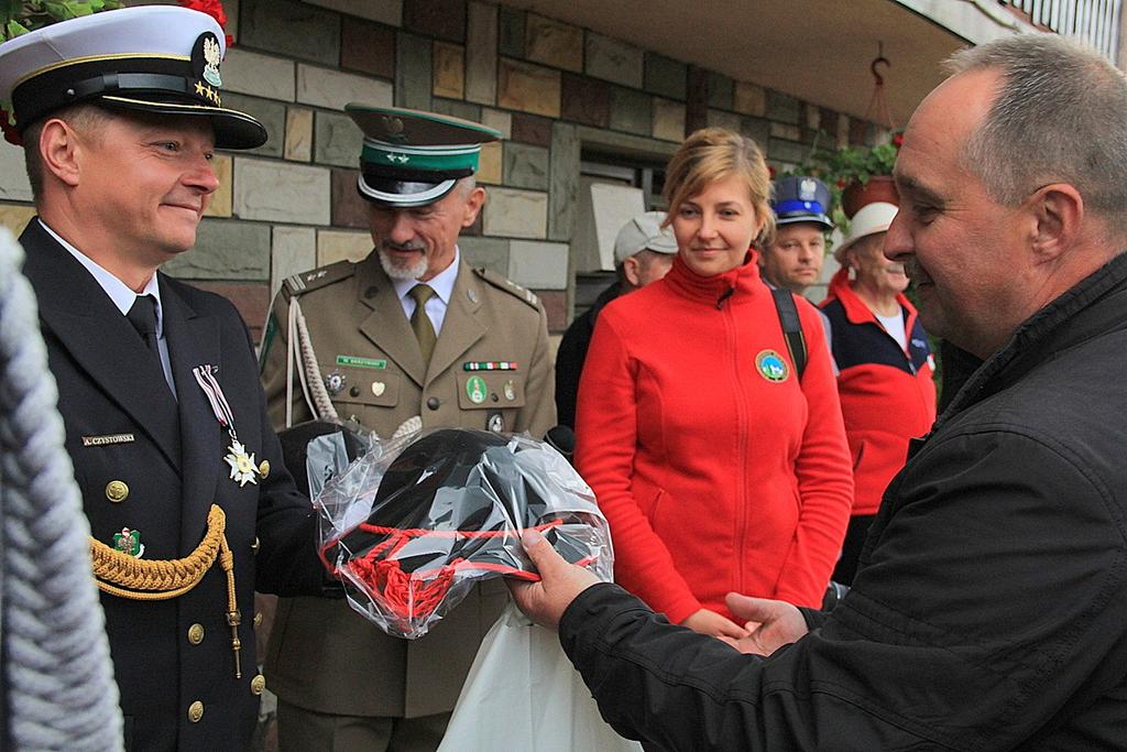 okolicznościowe kubki Sołtys Zwardonia pan Jacek Hojny wręcza