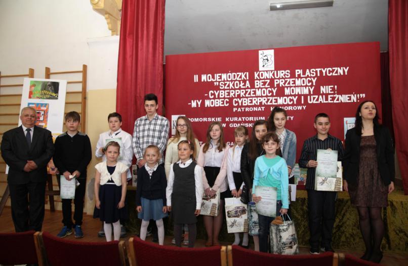 Kazimierz Kwiatkowski z nagrodzonymi uczniami i