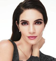 Makijaż modelki: Rozświetlający Podkład w Płynie TimeWise, Puder Brązujący*, Puder Rozświetlający*, Konturówka do Brwi Brunette*, Cienie do Powiek ChromaFusion Moonstone, Espresso, Shadow, Tusz do