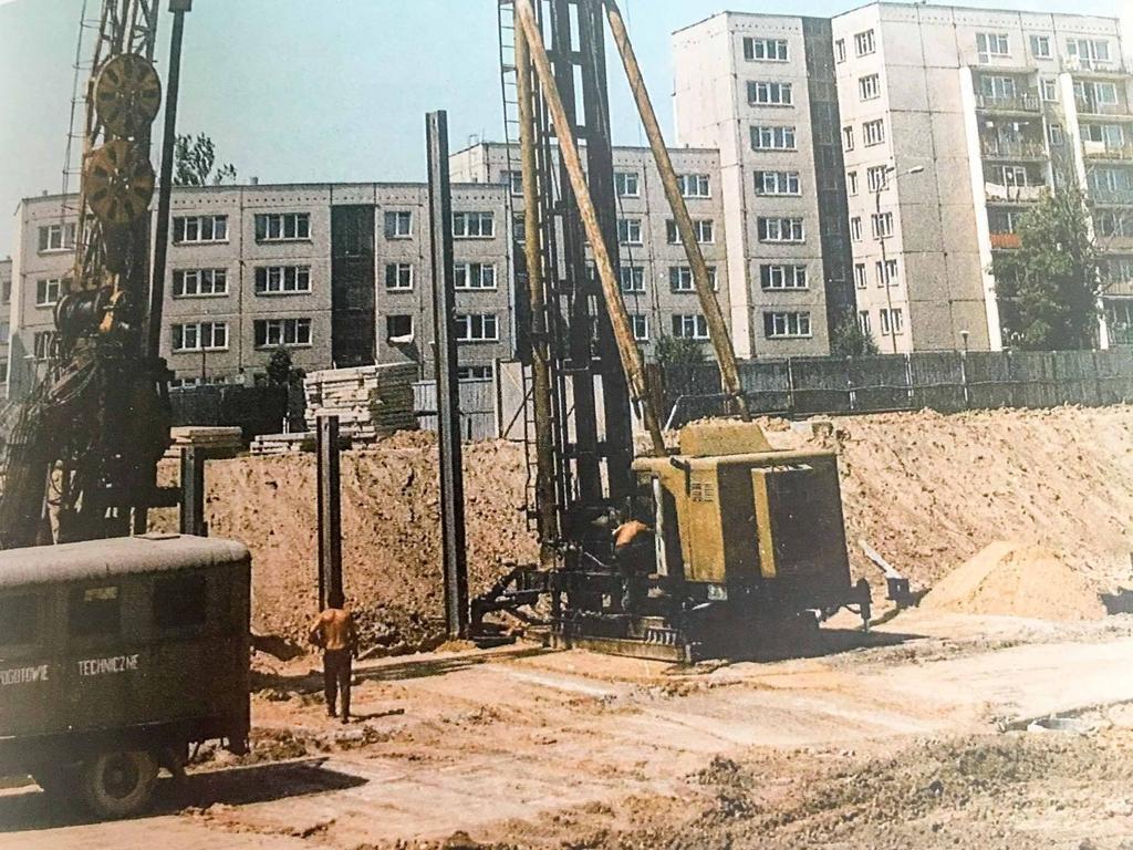 Budowa metra na Ursynowie; źródło Metro w Warszawie, A. Rogiński, 2017 Ten podział Ursynowa, wspomina też Andrzej Rogiński. - Mieszkałem na osiedlu Stokłosy. Nie było tam żadnego sklepu.