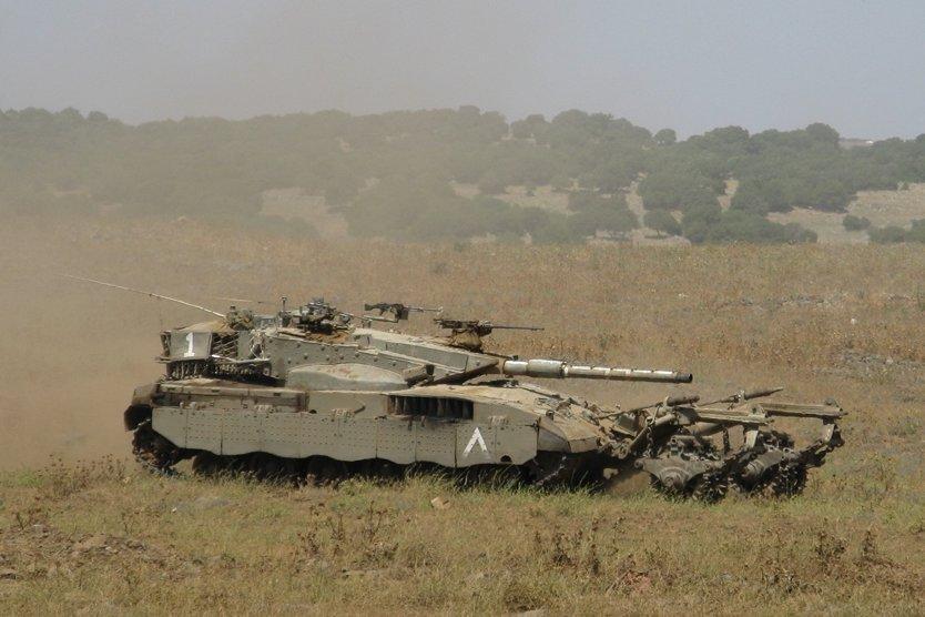 Merkava IIB Ten wariant wszedł do uzbrojenia w 1985 roku. Czołgi otrzymały termowizor zintegrowany z celownikiem działonowego.