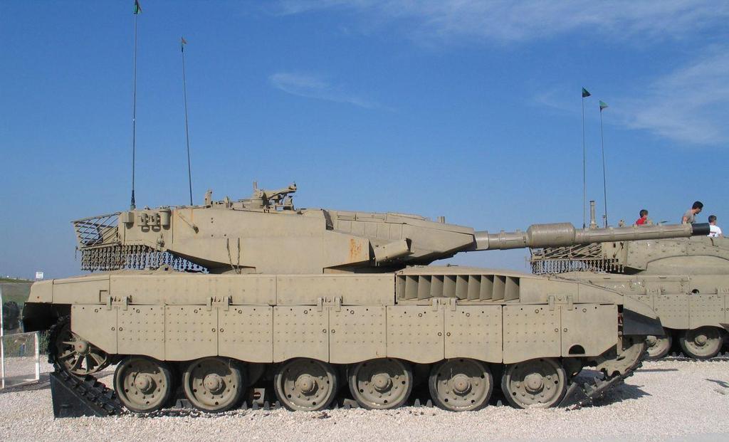 Merkava" III była pierwszym seryjnie produkowanym czołgiem z wymiennymi elementami opancerzenia kadłuba i wieży, co znacznie ułatwiało naprawę i modernizację czołgu.