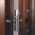 w drzwiach antywłamaniowych, stosuje się trzeci, dolny zamek. Zamykając lub otwierając drzwi należy po kolei przekręcić klucz we wszystkich zamkach.