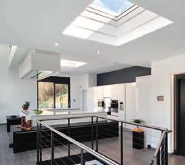 56 Okna do płaskich dachów Okno do płaskich dachów Okna VELUX do płaskich dachów pozwalają uzyskać nową jakość przestrzeni w pokoju, kuchni, łazience czy przedpokoju pod płaskim dachem doświetlając