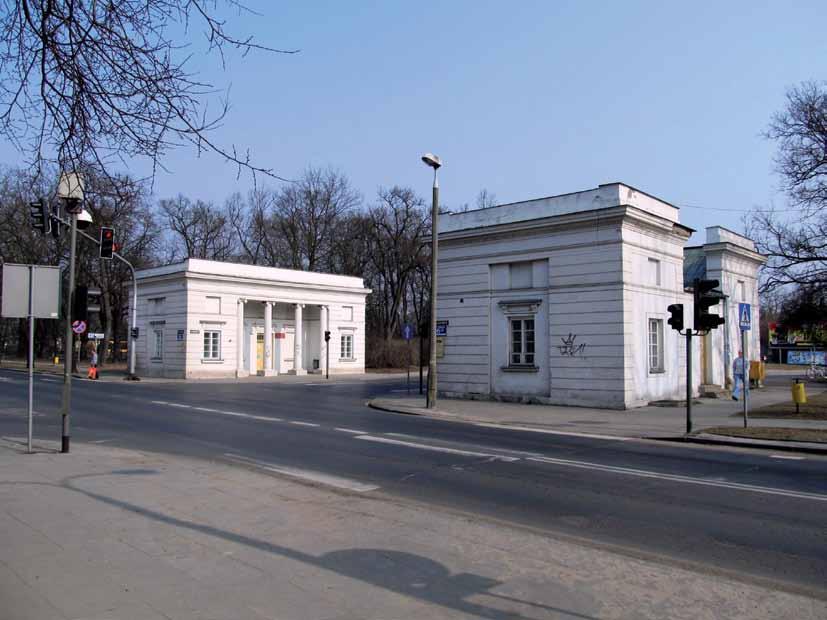 Swoją architekturą przypominają stołeczne rogatki mokotowskie zaprojektowane przez tego samego architekta. Są to budynki na planie prostokąta, dwukondygnacyjne z podpiwniczeniem.