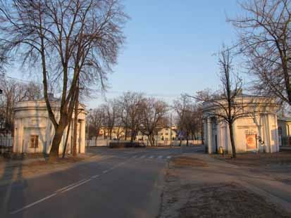 Są to budowle dwukondygnacyjne, w części frontowej ozdobione kolumnami.