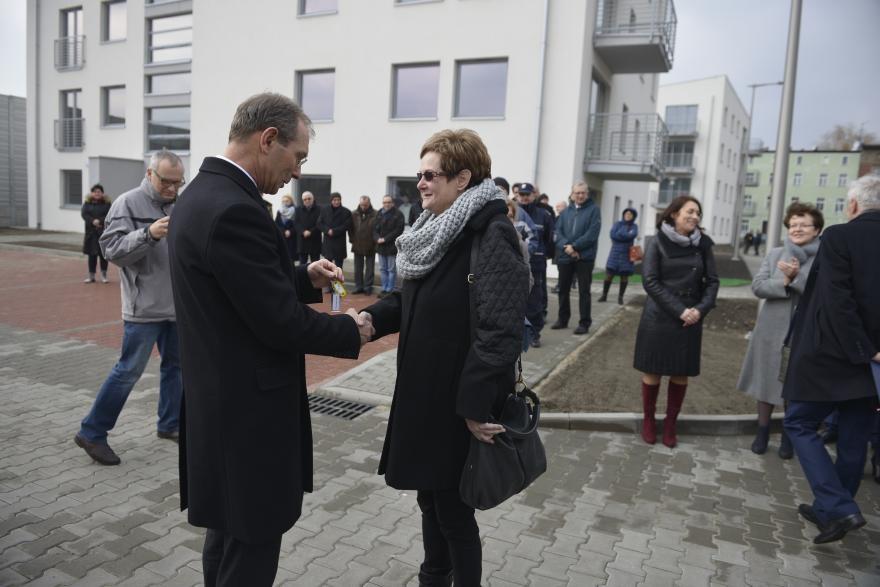NOWE MIESZKANIA ZBM NA OPOLSKIEJ 32 mieszkania przy ul. Opolskiej 8 są gotowe. 7 marca klucze do własnego M nowym lokatorom wręczył prezydent Gliwic Zygmunt Frankiewicz.