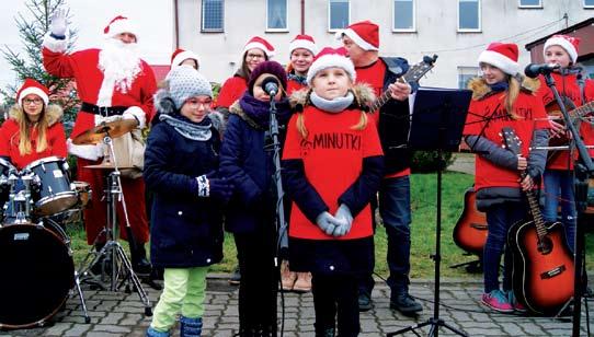 Urokliwe kolędy zaprezentowały zespoły ludowe: Nasze Wspomnienia, Ostrowianie i Słoneczko. Do wspólnego kolędowania zaprosiły Minutki z Ostrowca oraz Orkiestra z Malechowa.