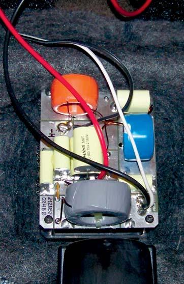 Podział pasma zamontowanego filtru pasywnego przypada na około 1,6 khz, przy czym dołek charakterystyki pasma w punkcie podziału jest niewielki.