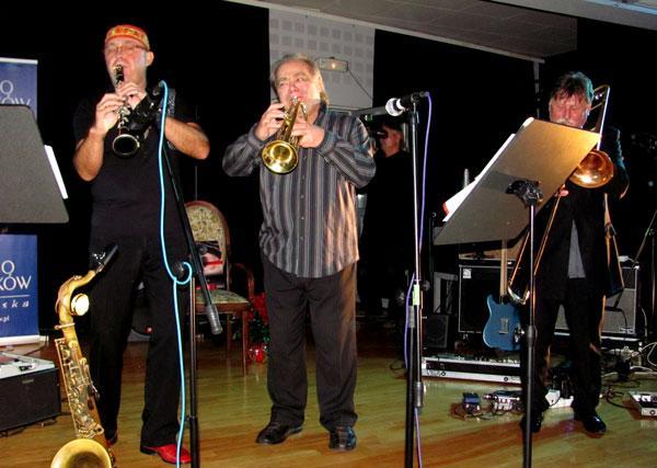 Przyszedł czas na muzykę. Na początek zadbał o nas po same brzegi muzycznego pucharu Jazz Ball Band Orchestra, najstarszy polski zespół istniejący od 1962 roku i wykonujący jazz tradycyjny.