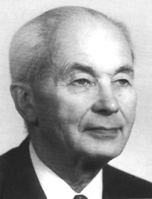 WITOLD NOWICKI (1903-1994) Urodzony w Wilnie (11 I 1903), w rodzinie inteligencji pracującej, ojciec był urzędnikiem PKP. Naukę w szkole średniej rozpoczął w wileńskim Gimnazjum Rosyjskim (1913).