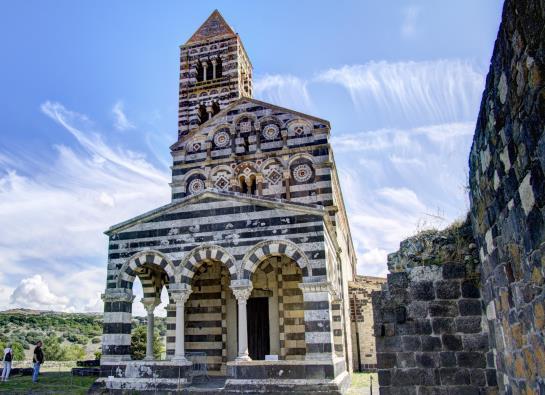 Śniadanie. Wykwaterowanie. Przejazd do ALGHERO.