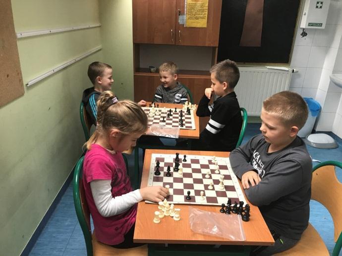 Gramy w szachy na świetlicy Nauka gry w szachy sprzyja wszechstronnemu rozwojowi, kształci