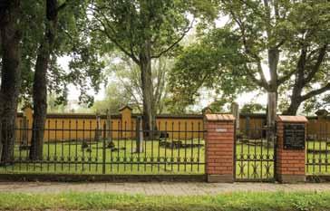 77 01/2017 Do czasów nam obecnych nie zachowała się synagoga, która spłonęła podczas nocy kryształowej, a następnie została rozebrana. O jej istnieniu przypomina głaz pamiątkowy ustawiony w 2001 r.