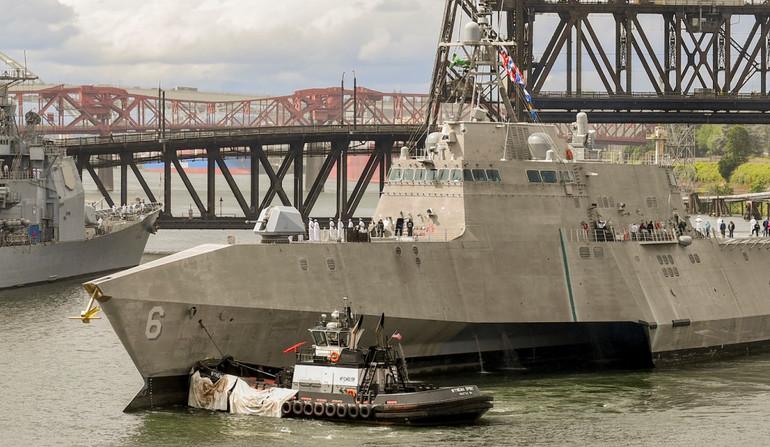 Trimaran USS Jackson (LCS 6) pływa bez dziobowego modułu rakiet przeciwokrętowych typu Harpoon.