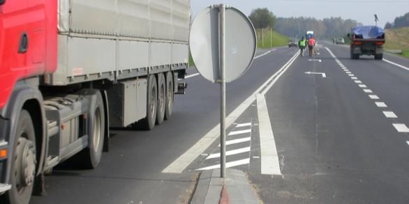 Zestawienie typowych mankamentów oznakowanie i urządzenia brd oznakowanie pionowe sygnalizacja świetlna oznakowanie poziome - niekompletne oznakowanie pionowe, - nadmierna liczba znaków drogowych na