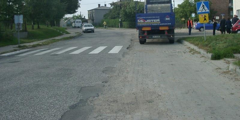 Zestawienie typowych mankamentów ruch drogowy limity i strefy prędkości natężenie i prowadzenie ruchu pieszego i rowerowego - dopuszczalna prędkość niedostosowana do pożądanej, - brak uzasadnienia