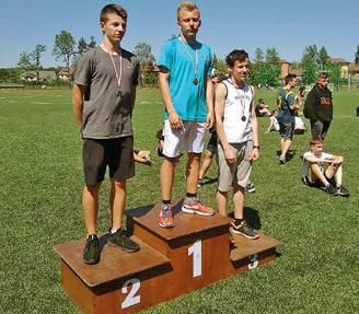 www.tuwiazowna.pl Sport To był udany turniej I Rodzinny Turniej Piłkarski W turnieju organizowanym na boisku Orlik w Zakręcie udział wzięło ponad 70 zawodników. W sumie 16 zespołów rozegrało 24 mecze.