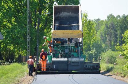 Góry Warszawskie do fragmentu drogi przebudowanej w ubiegłym roku. Po wykonaniu robót przygotowawczych, zostanie wykonana stabilizacja podłoża cementem i podbudowa z kruszywa łamanego.