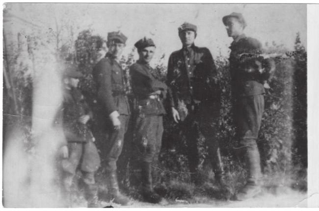 Suvalkų Augustavo WiN apylinkės partizanai turbūt prieš legalizavimąsi Suvalkuose. mi didesniu skaičiumi sovietų kareivių, UBP ir milicijos. Į miškus visai nesileidžia.
