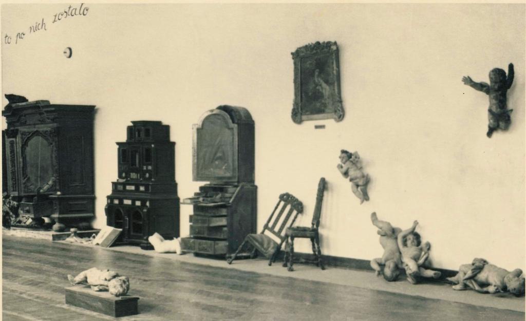 a Fragment wystawy Warszawa oskarża, Muzeum Narodowe w