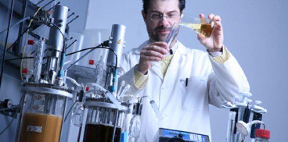 Inżynieria procesowa i bioprocesowa Jest nauką techniczną, która wykorzystując metody i wiedzę z zakresu: CHEMII, BIOLOGII, MATEMATYKI, FIZYKI, INFORMATYKI,