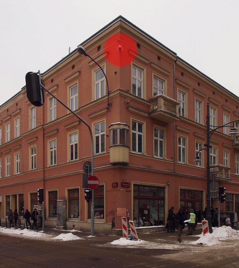 2. Szafkę kamerową typu: Szafka kamerowa 3. Konstrukcję wsporczą typu Wysięgnik narożny 160cm. IX.6.7.2. Lokalizacja punktu kamerowego: ul. Piotrkowska 34 (skrzyżowanie ul. Piotrkowska/ul.