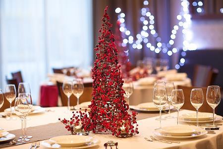 WIGILIA 2018 PROPOZYCJE MENU SERWOWANE Podane kwoty są kwotami netto za osobę Menu serwowane proponujemy dla grup do 50 osób W cenie menu oferujemy wodę mineralną niegazowaną/gazowaną MENU 1 I 80 PLN