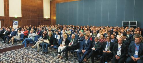 WIADOMOŒCI RYBACKIE 8 V Kongres Rybny W dniach 12-13 kwietnia br. w Sopocie odbył się już piąty Kongres Rybny organizowany przez Magazyn Przemysłu Rybnego.