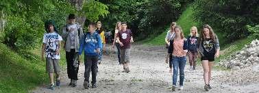 W czêci drugiej, wyposa eni w lornetki oraz przewodniki do oznaczania ptaków, wyruszaj¹ na wycieczkê po Kazimierzu Dolnym i nabrze u Wis³y.