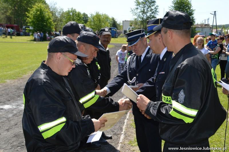 Po oficjalnej części rozpoczęły się zawody sportowo-pożarnicze, w których udział wzięło 9 jednostek OSP i 3 Młodzieżowe Straże Pożarnicze oraz 1 żeńska Młodzieżowa Straż Pożarna.