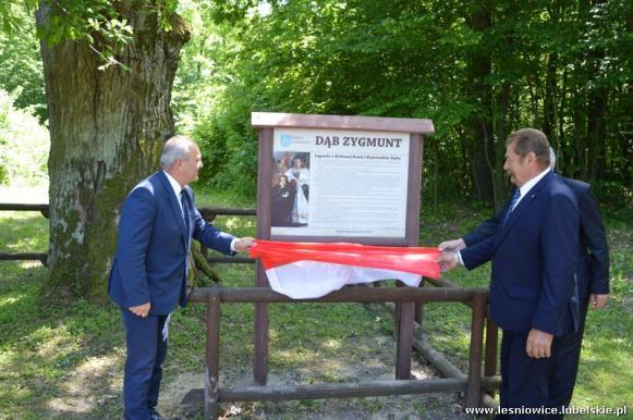 Uroczystości majowe poprzedziła Msza święta odprawiona w kościele NNMP w Kumowie Plebańskim w intencji obecnych i byłych Samorządowców oraz wszystkich działaczy Ruchu Ludowego Gminy Leśniowice o Boże