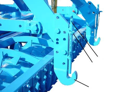 HYDRAULICZNY DRążEK TRÓJPUNKTOWY 12 HYDRAULICZNY DRĄŻEK TRÓJPUNKTOWY 12.1 Dostosowanie hydraulicznego drążka trójpunktowego 4 3 8 Dla zgodnego z punktem ciężkości zaczepienia urządzenia, np.