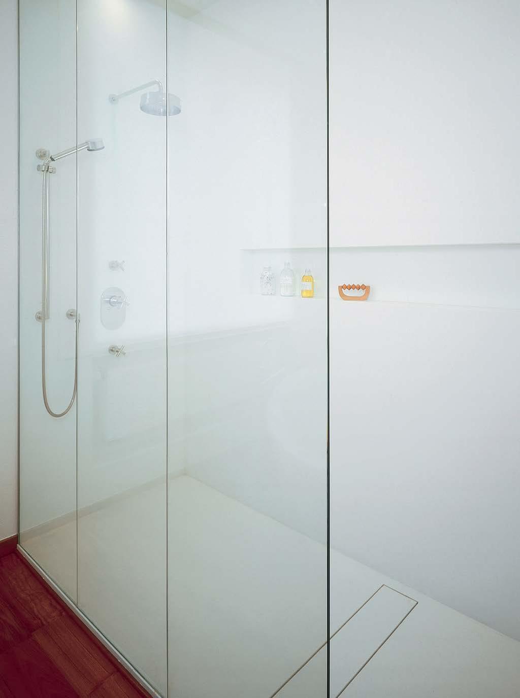 SZCZEGÓŁY POŁĄCZENIA PANELI CORIAN SHOWER WALL W NAROŻNIKU Panele Corian Shower Wall można z łatwością montować