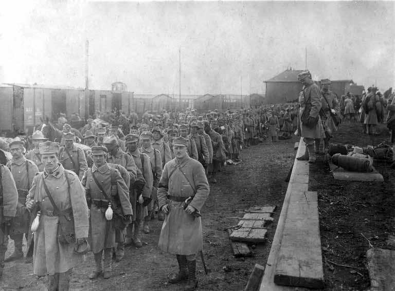 69. Pododdziały legionowe w szyku marszowym na dworcu w Krakowie w oczekiwaniu na załadunek do