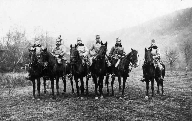 Siedzą na koniach od lewej: chor. Olgierd Górka, ppor. August Krasicki, gen.