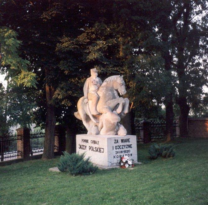 W latach 80-tych społeczność Komarowa uczciła bitwę skromnym pomnikiem wzniesionym