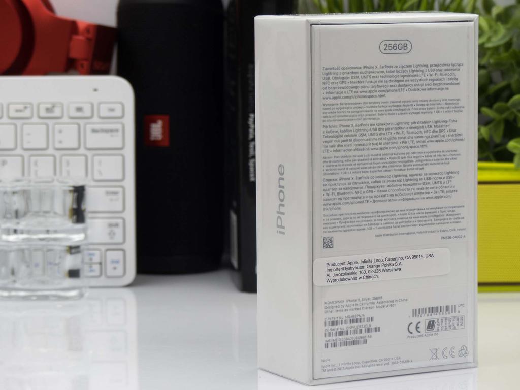 Obudowa ocena 5 iphone X jest bardzo zgrabnym smartfonem. Po klockowatych Plusach z ekranem 5.5 cala nowy X z ekranem 5.8 cala jest mniejszy, zgrabniejszy i wygodniejszy.