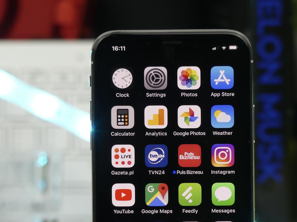 Wyświetlacz ocena 5 Apple opisuje swój wyświetlacz marką Super Retina HD. Jest to ekran OLED produkowany przez Samsunga.